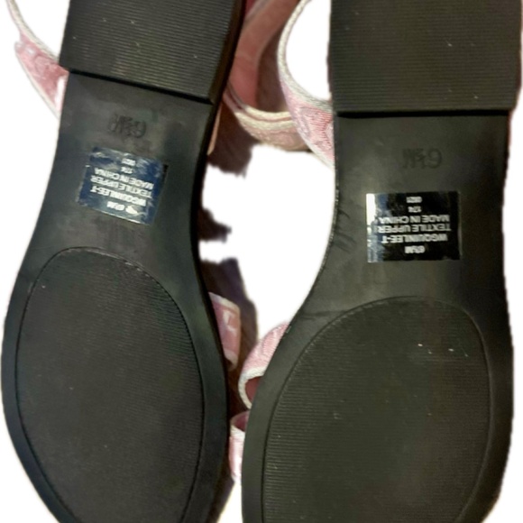 Guess flat sandals. Size 6 1/2 - Picture 3 of 5